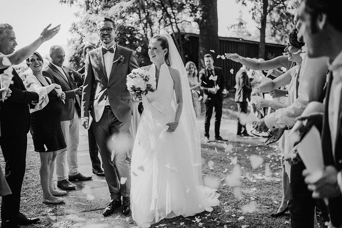 Hochzeitspaar zieht nach Trauung aus