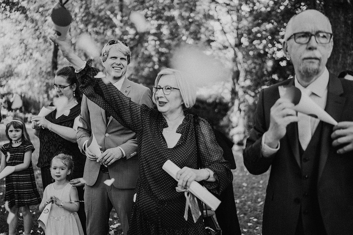 Gäste streuen Herzkonfetti