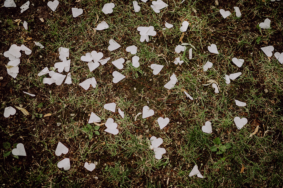 Herzkonfetti liegt auf Rasen