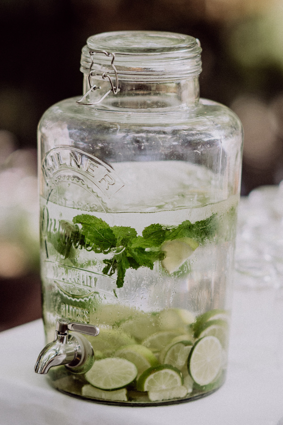 Getränke-Sektempfang-Idee: Wasser in Kilner Jar mit Zapfhahn