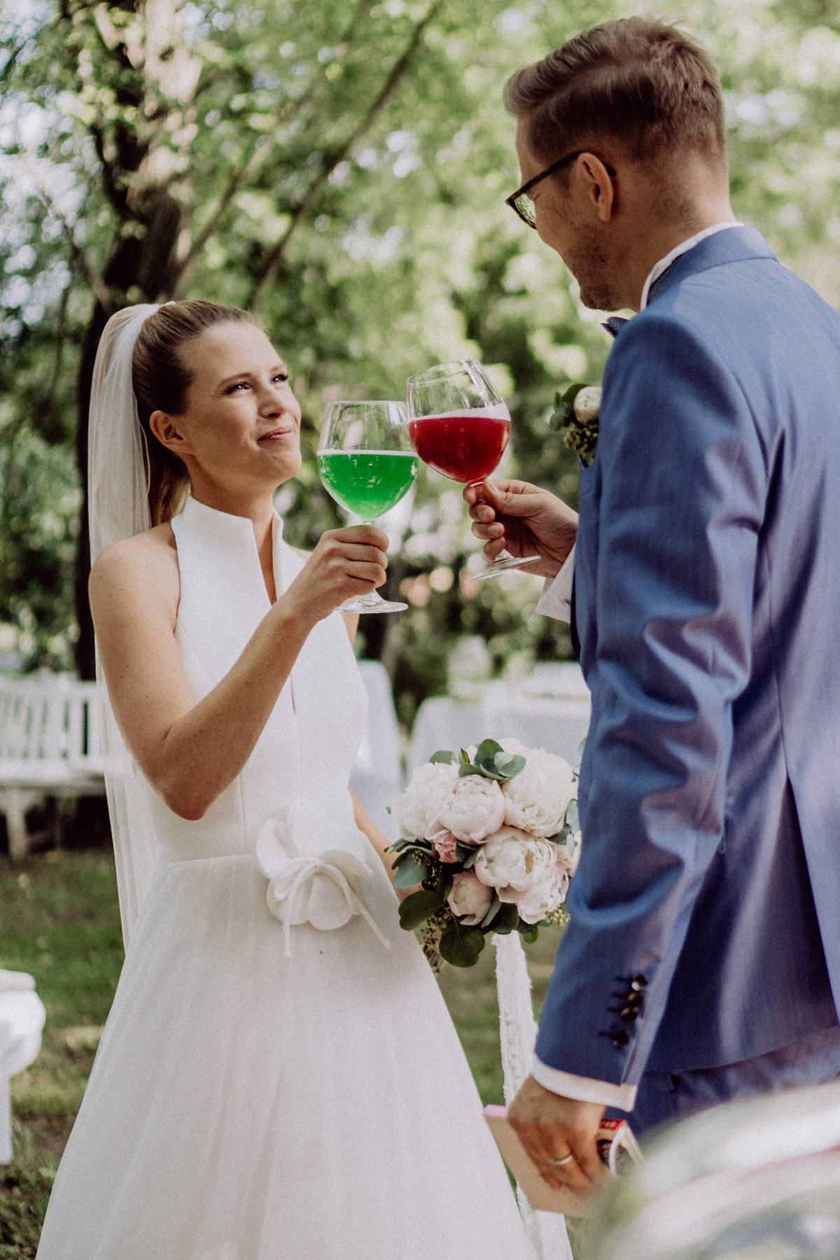 Brautpaar Signature Drink: mit grünen und roten Getränken wird nach freier Trauung im Spreewald angestoßen