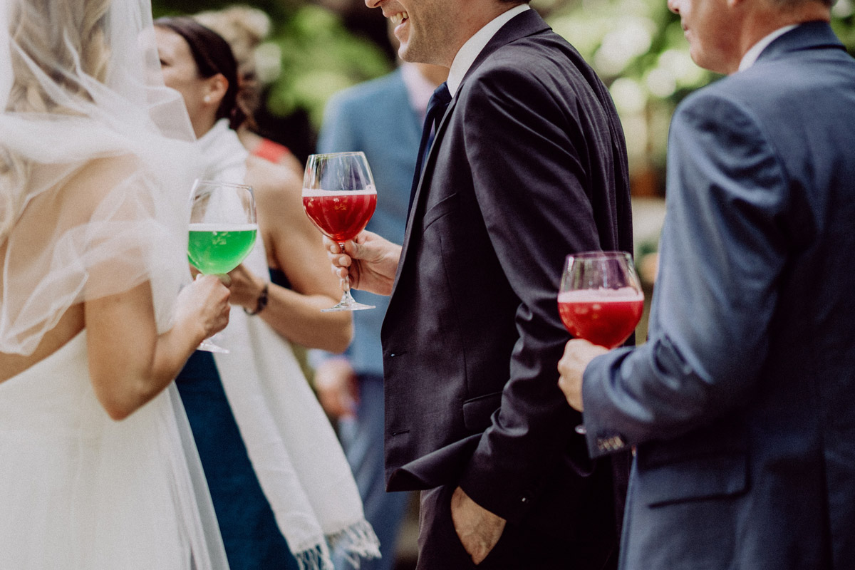 Sektempfang Sommerhochzeit mit grünen und roten Getränken