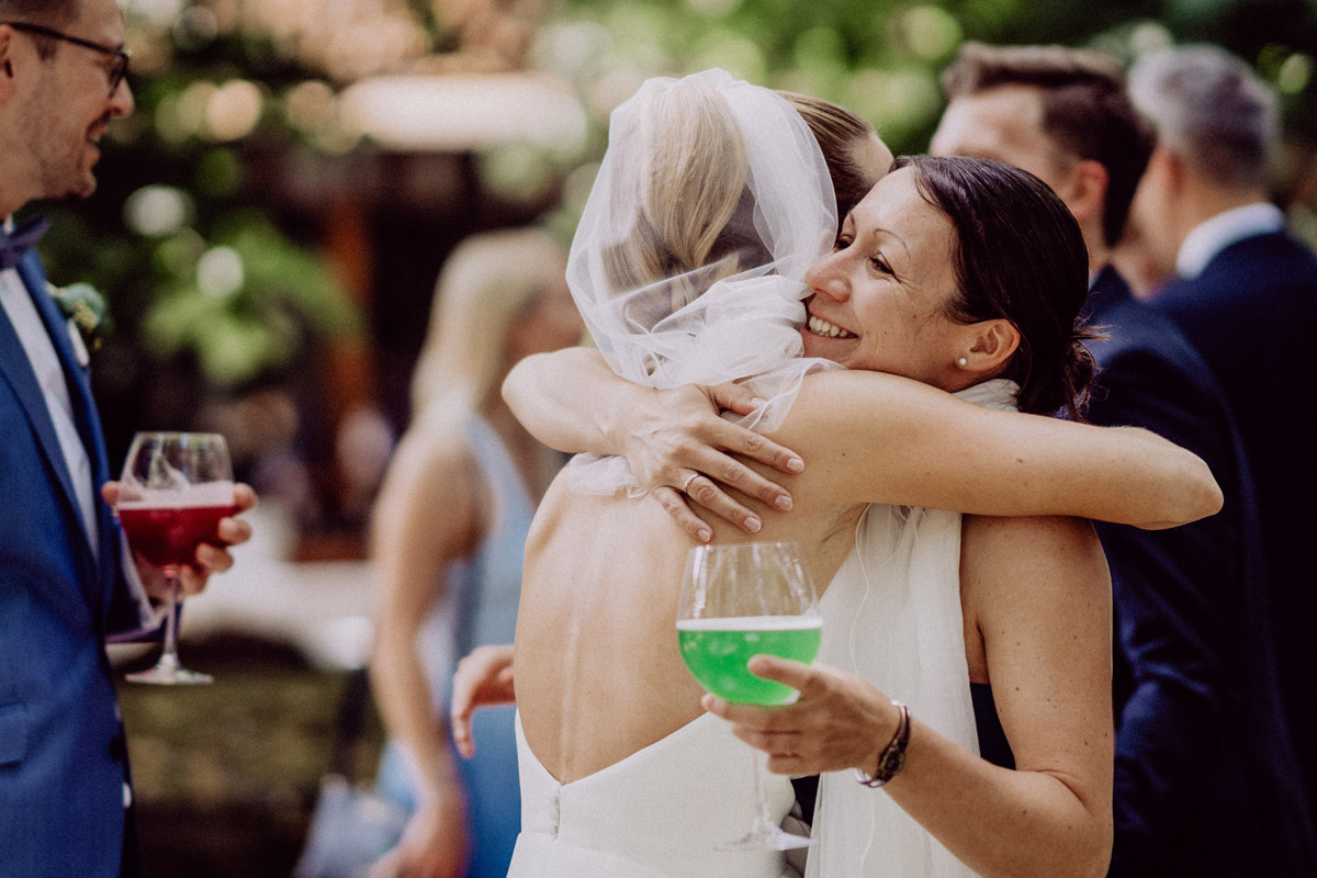 Gäste gratulieren Sektempfang bei Sektempfang