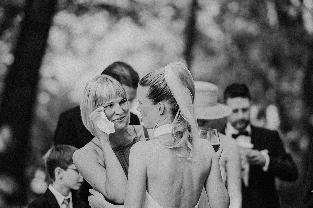 Gast weint beim Anblick der Braut