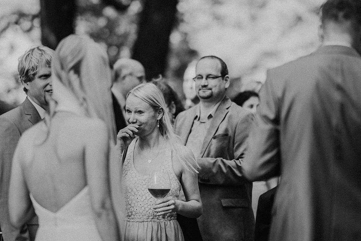 gerührte Gäste bei Gratulation