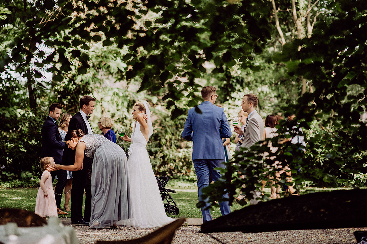 Übersichtsaufnahme im Park bei Gratulation zur Hochzeit im Bleiche Spa und Resort