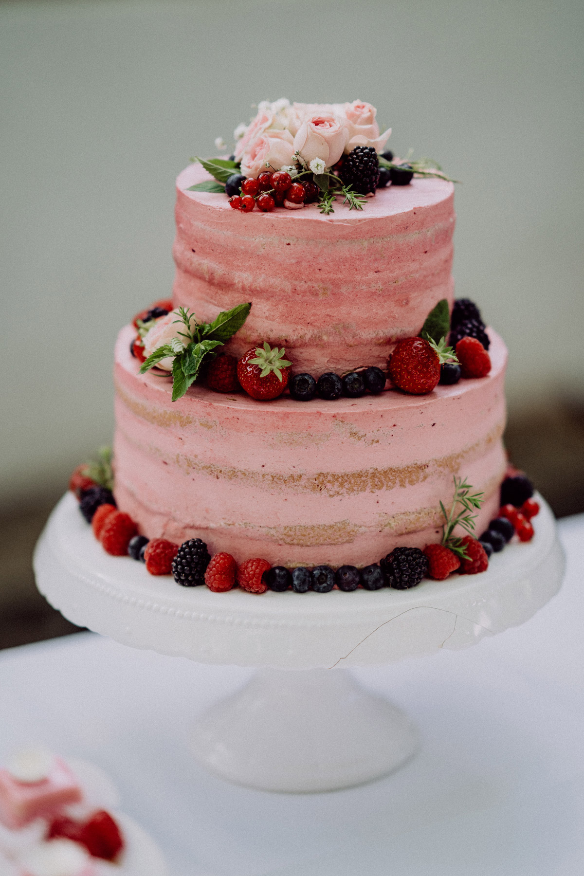 rosa Hochzeitstorte mit Beeren - rosa naked ohne Fondant