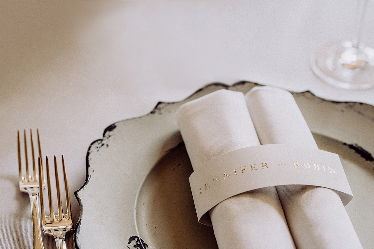 Detailaufnahme Serviette mit Namen des Hochzeitspaares in Goldprägung