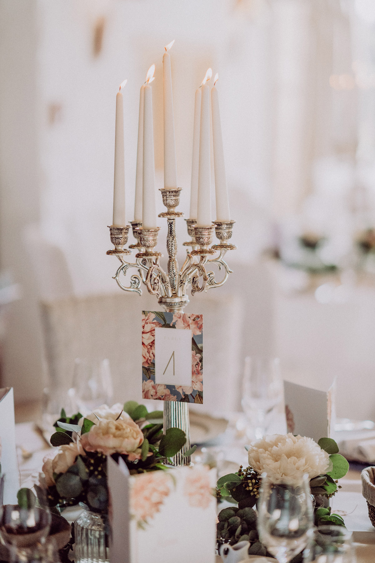 Kerzenständer mit Pfingstrosen Tischnummer