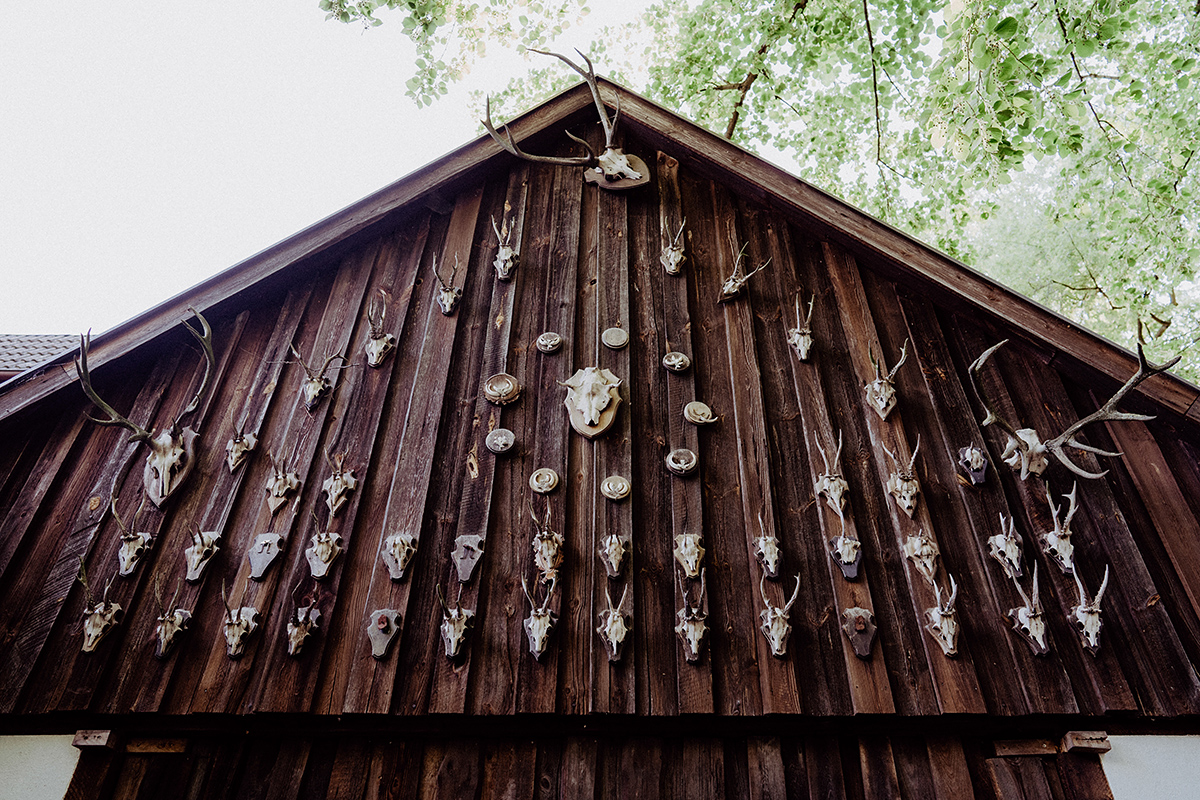 Außenaufnahme der Bleiche vom Dach aus Holz geschmückt mit Geweihen