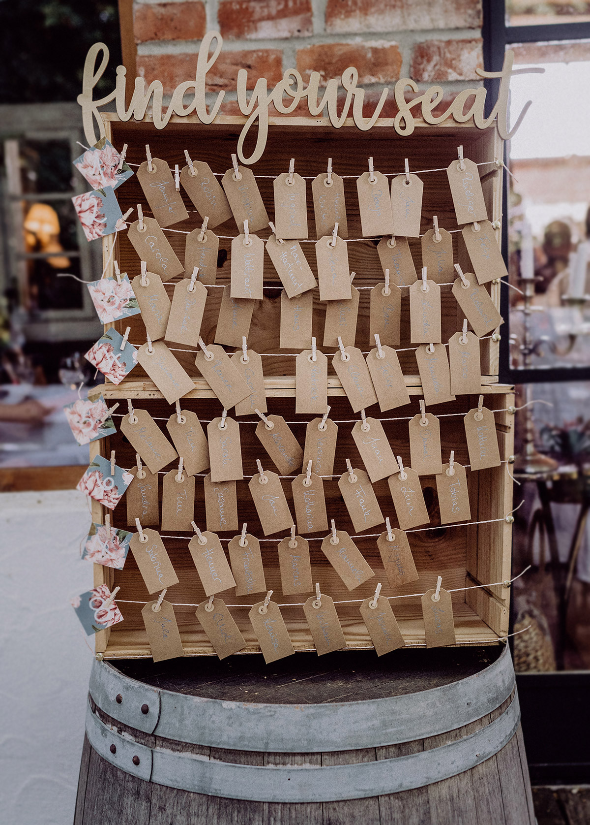 DIY Sitzplan der eleganten Spreewaldhochzeit: Wäscheklammern an Schildchen aus Karton