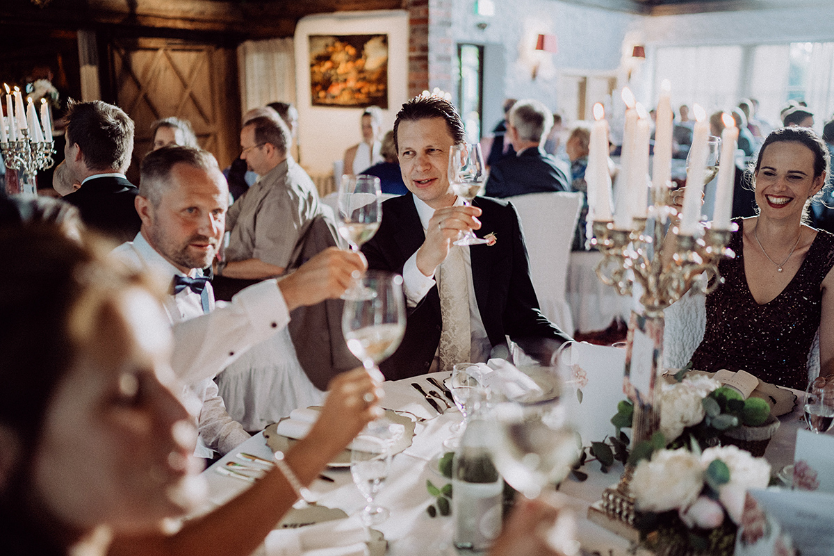 Hochzeitsgäste unterhalten sich in der Bleiche