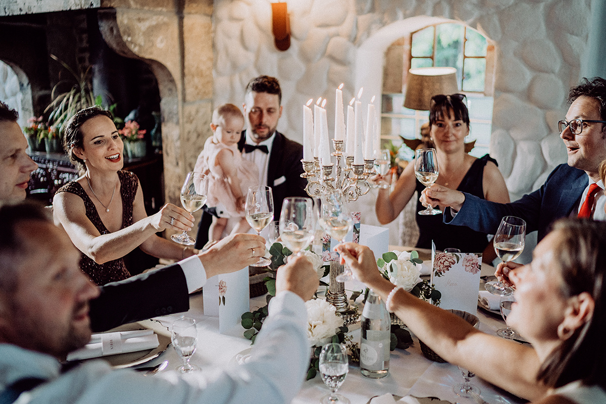 Hochzeitsgäste stoßen an