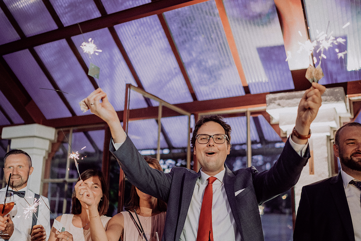 Gäste halten Wunderkerzen