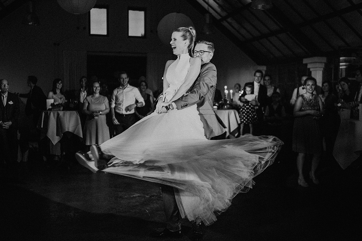 Bräutigam hebt Braut im Hochzeitstanz