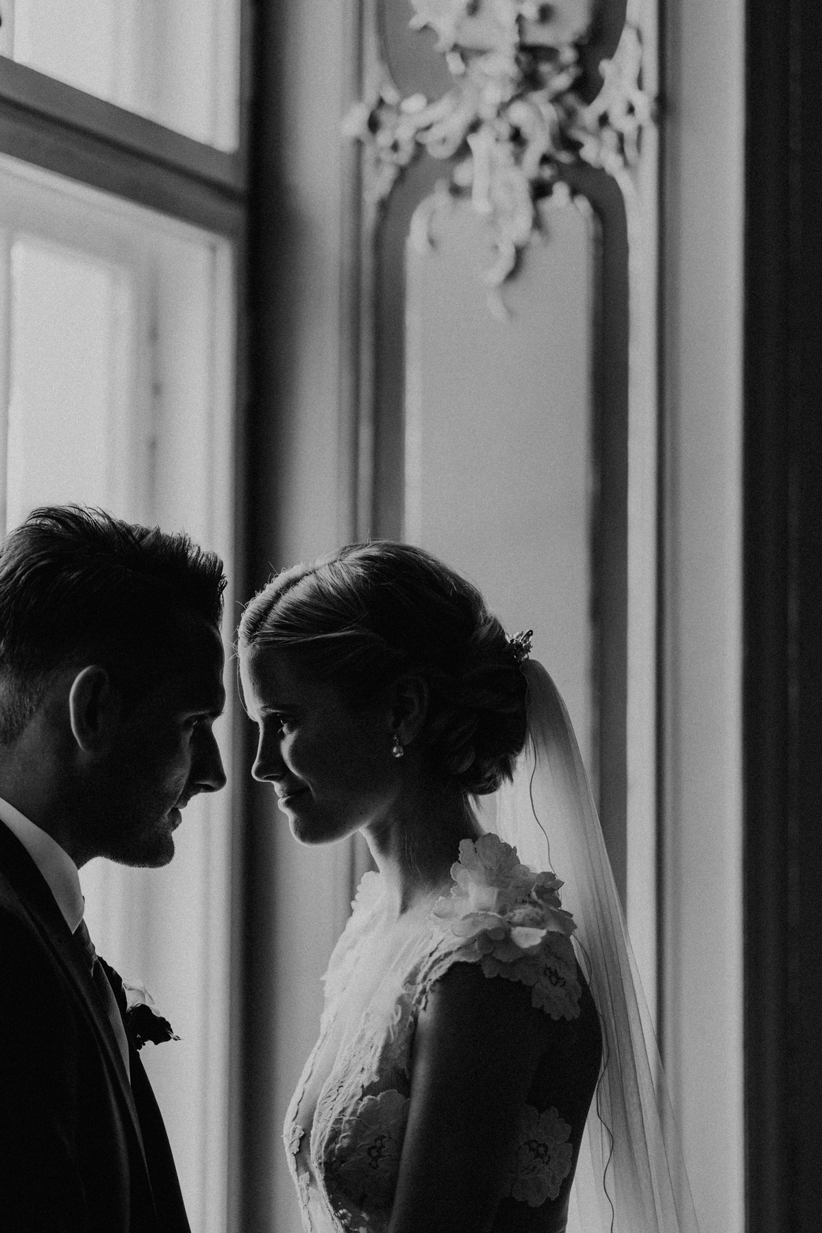 Schwarz-Weiß Porträt im historischen Ermelerhaus: Elegante Hochzeitsfotos in der Außenstelle des Standesamt Berlin Mitte