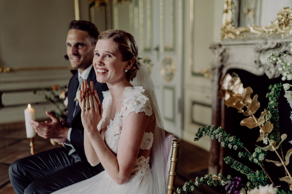 Lachende Braut während der Trauung im Ermelerhaus: Authentische Momente einer Hochzeitsreportage Berlin