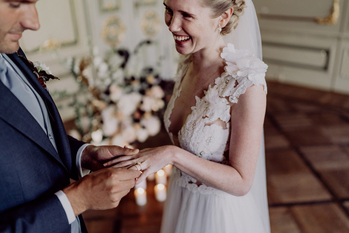Ringwechsel mit Emotionen: Detailaufnahme der standesamtlichen Trauung im Ermelerhaus, Außenstelle Standesamt Berlin Mitte