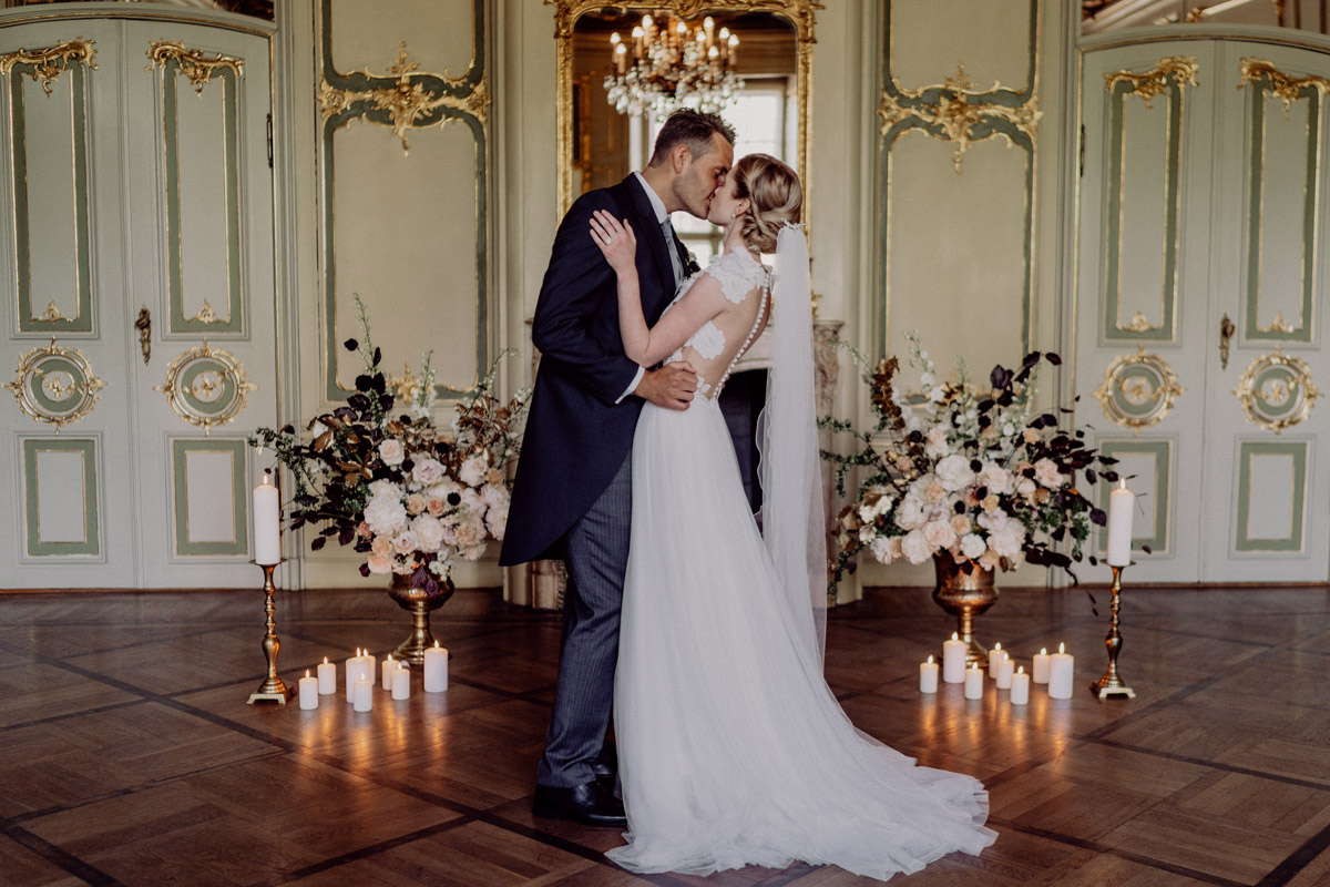 Der erste Kuss als Ehepaar im Ermelerhaus: Emotionaler Höhepunkt der Hochzeitsreportage Berlin