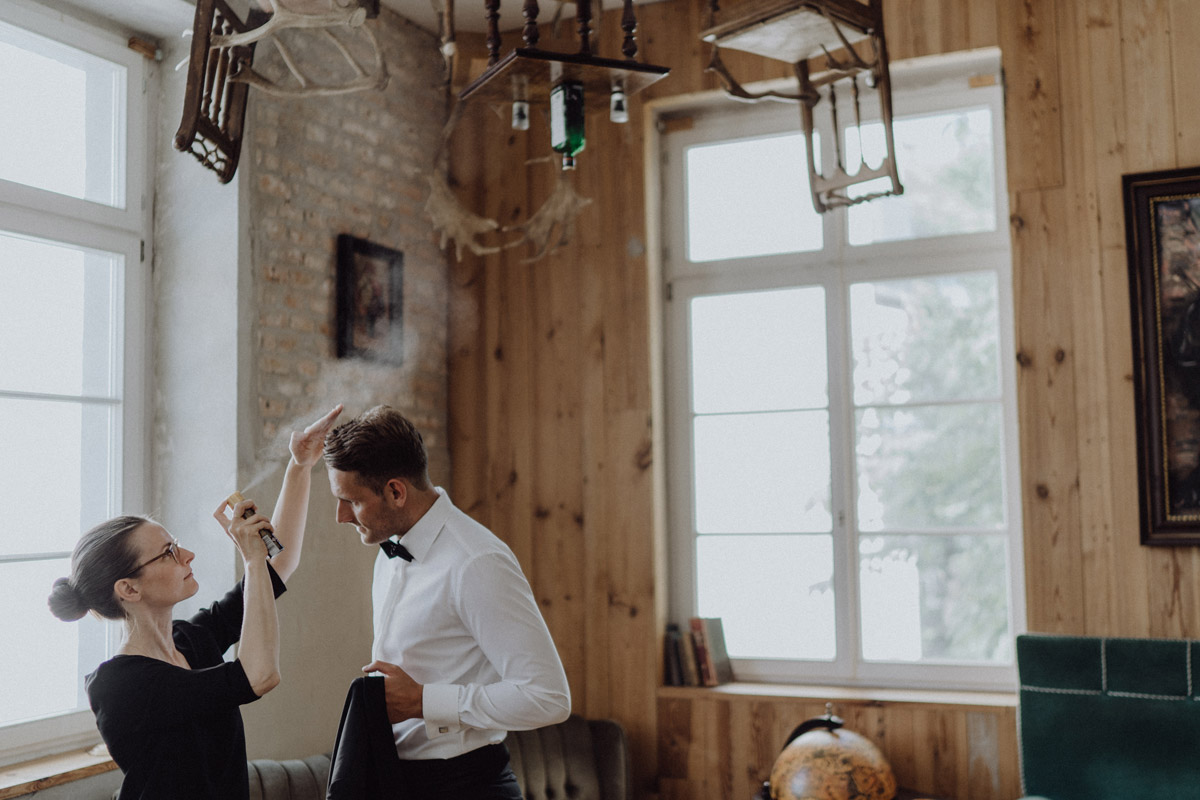 Getting Ready des Bräutigams im The Grand Berlin: Styling im kreativen Raum mit Stuhl an der Decke