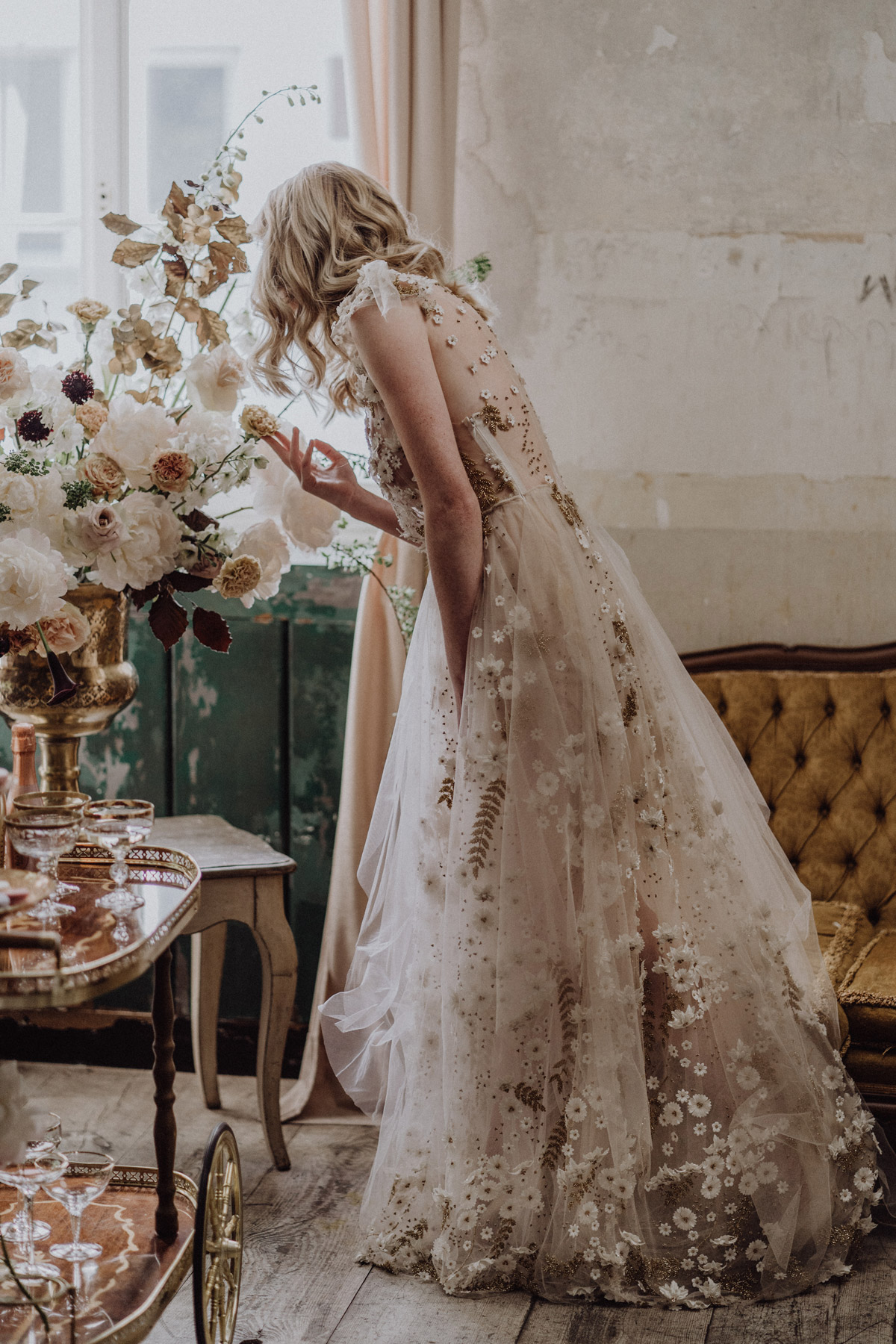 Braut im The Grand Berlin: Detailverliebte Aufnahme am Blumenarrangement im Vintage-Ambiente