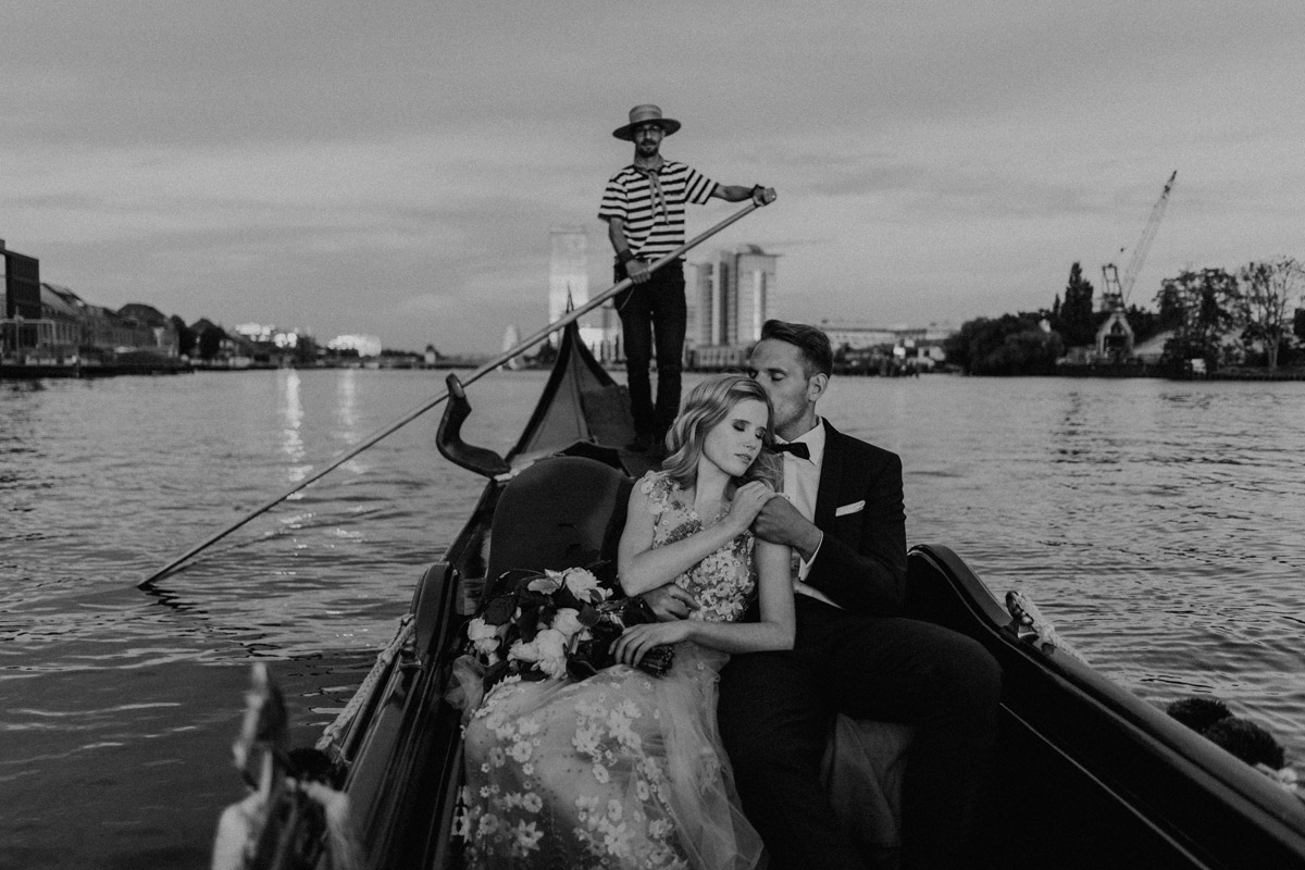 Gondelfahrt in der Dämmerung: Unvergessliche Momente einer Berlin Hochzeit auf dem Boot