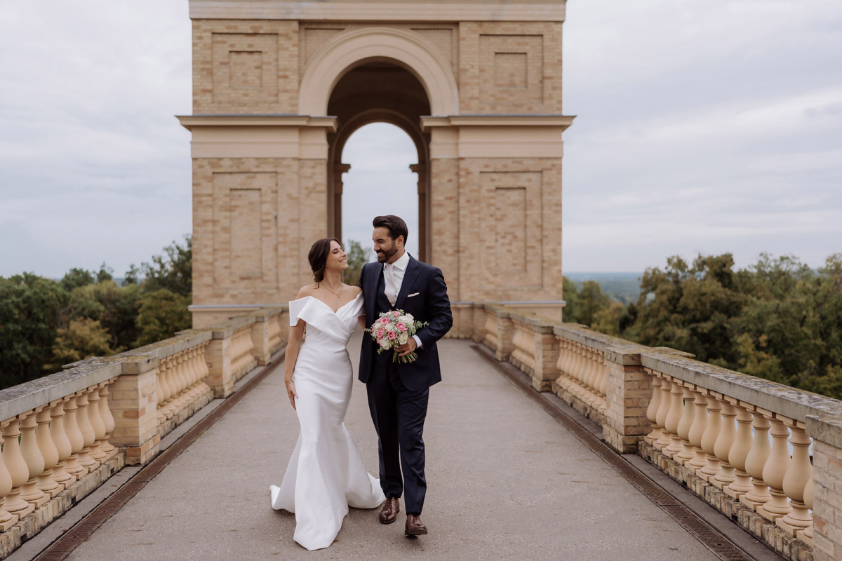 Schloss Belvedere auf dem Pfingstberg Hochzeit: Paar läuft und lacht sich an