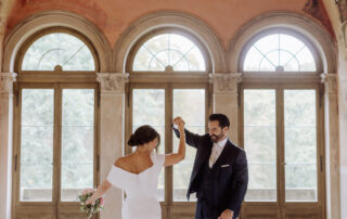 Hochzeit im Schloss Belvedere auf dem Pfingstberg: Tanzendes Brautpaar im Standesamt Potsdam