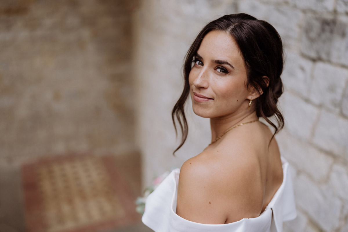 Braut mit natürlichem Hochzeits-Make-up für Standesamt Potsdam