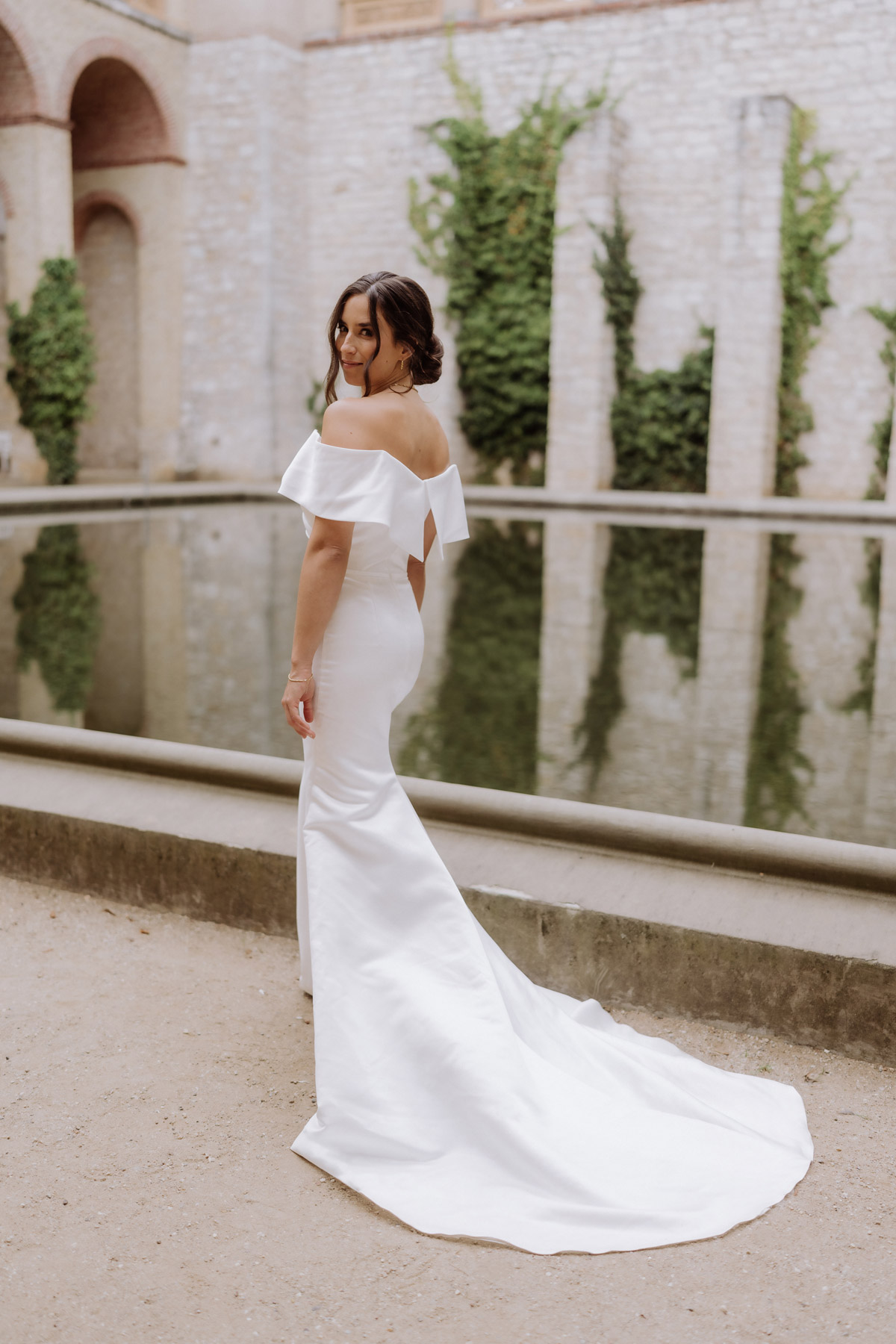 Braut trägt schulterfreies Standesamtkleid mit Schleppe