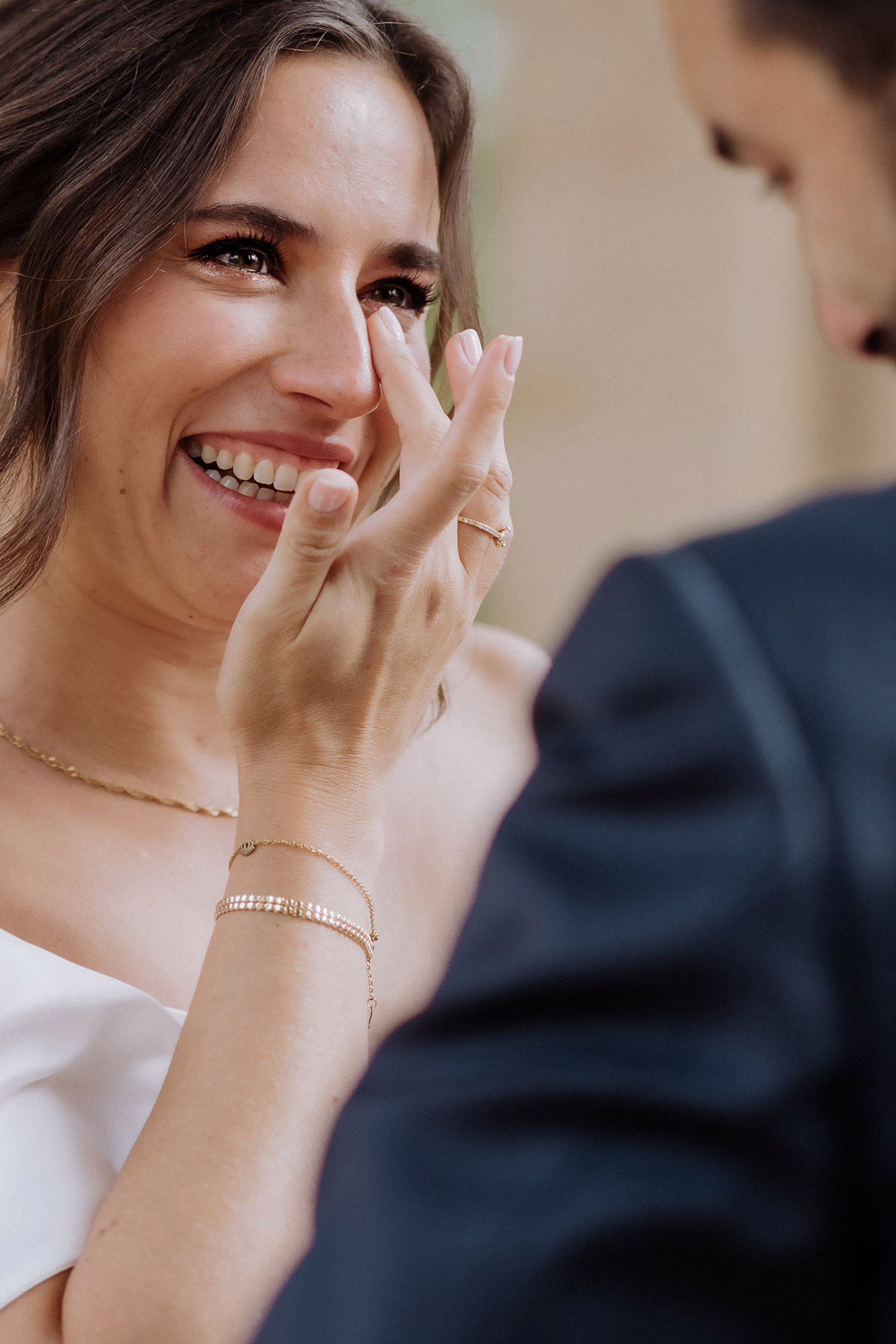 First Look Moment Braut: Emotionale Reaktion der Braut auf ihren Verlobten vor standesamtlicher Hochzeit in Potsdam.