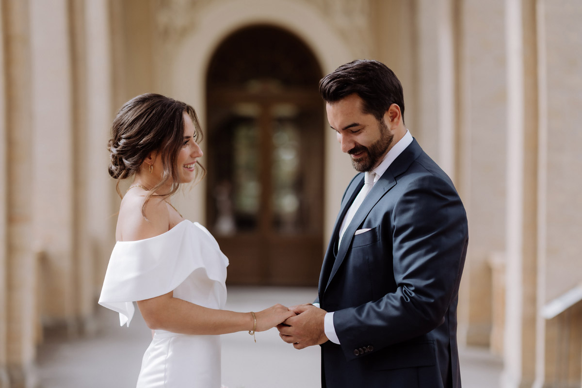 First Look Moment: Bräutigam bewundert Braut