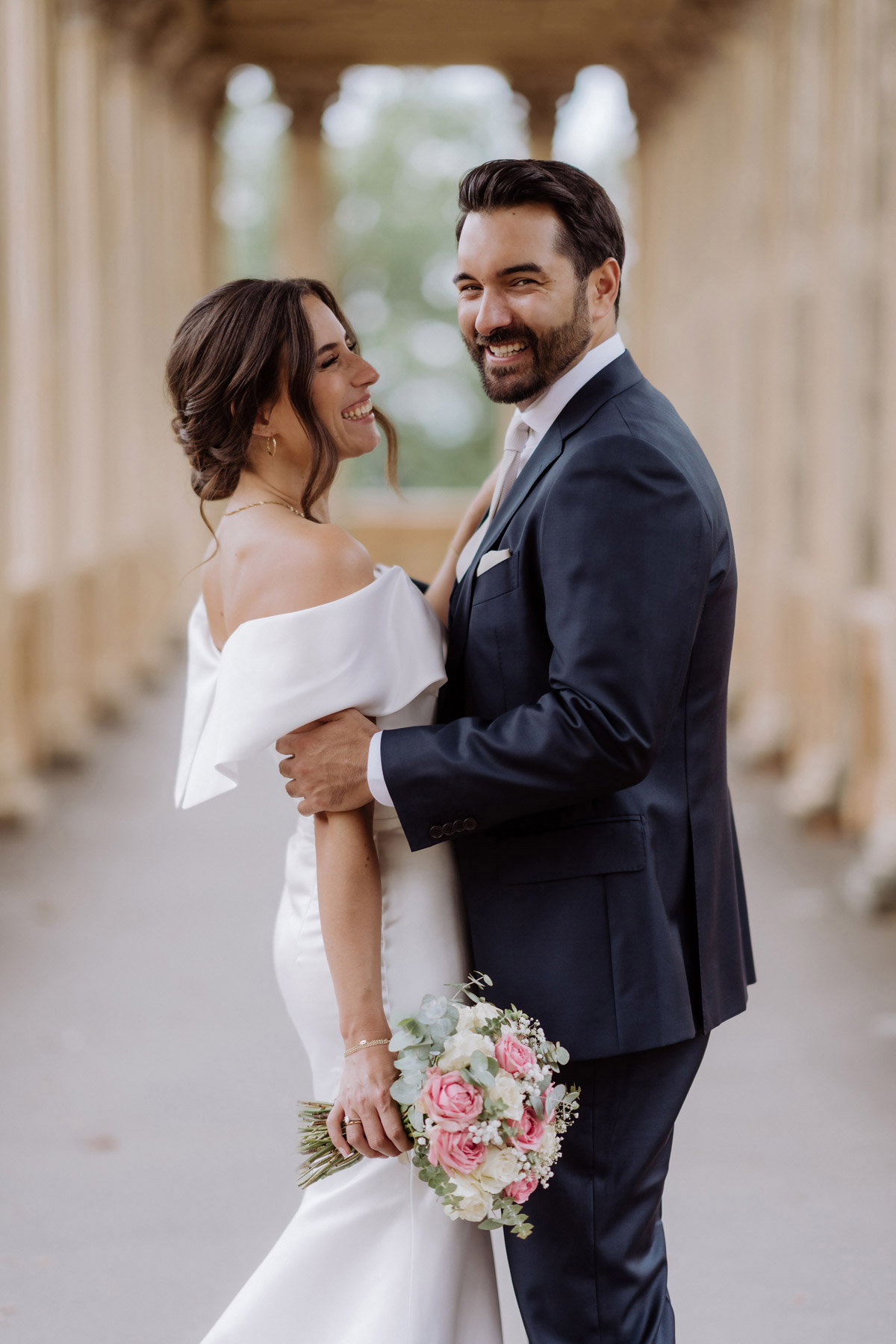 Glücklich lachender Bräutigam vor Standesamt Hochzeit im Belvedere Pfingstberg.