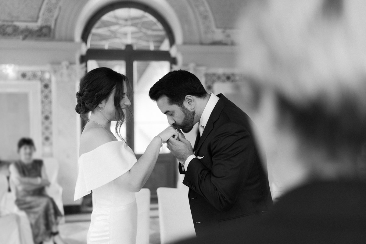 Heiraten im Schloss Belvedere auf dem Pfingstberg: Bräutigam küsst die Hände der Braut.