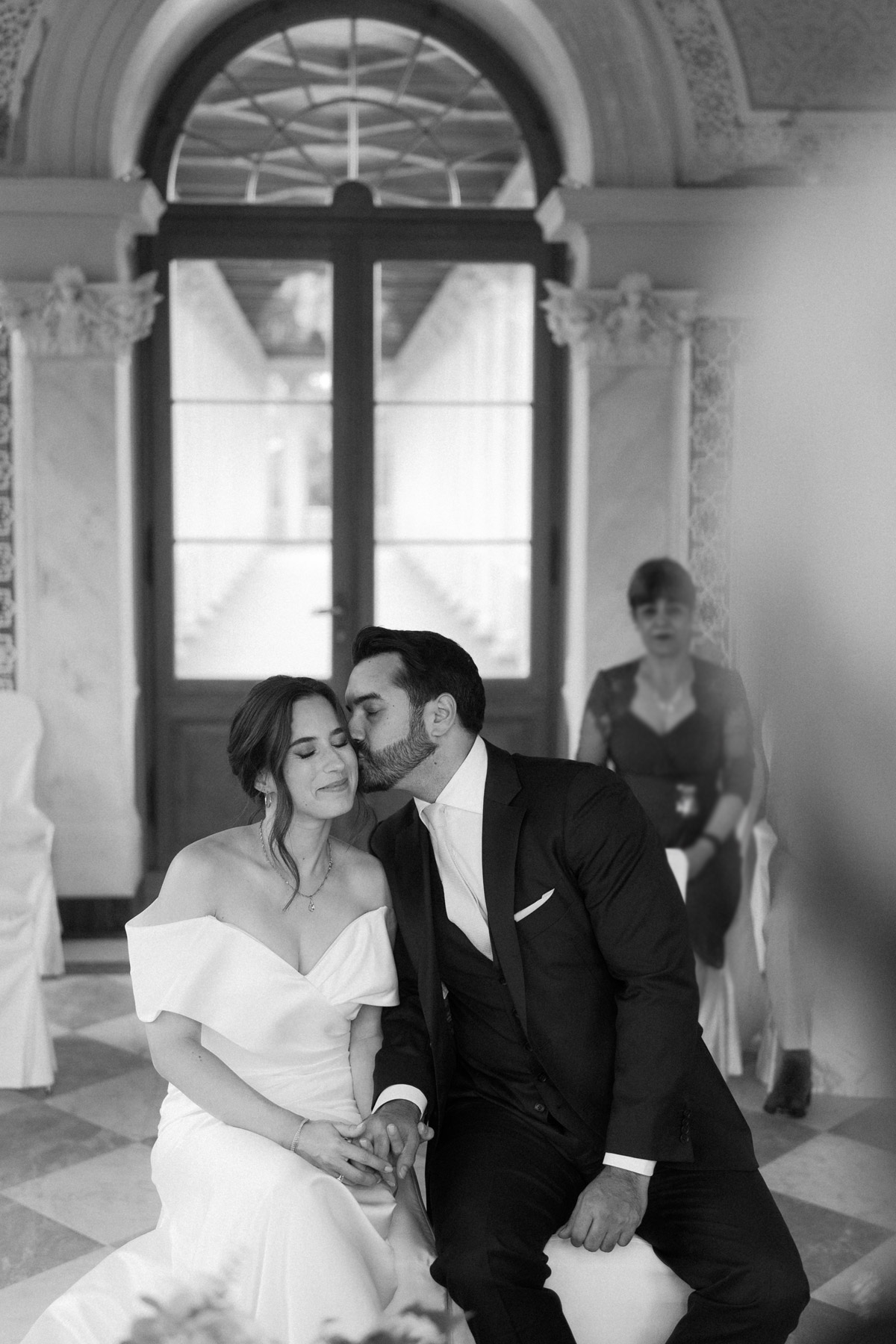 Bräutigam küsst während standesamtlicher Trauung Wang der Braut