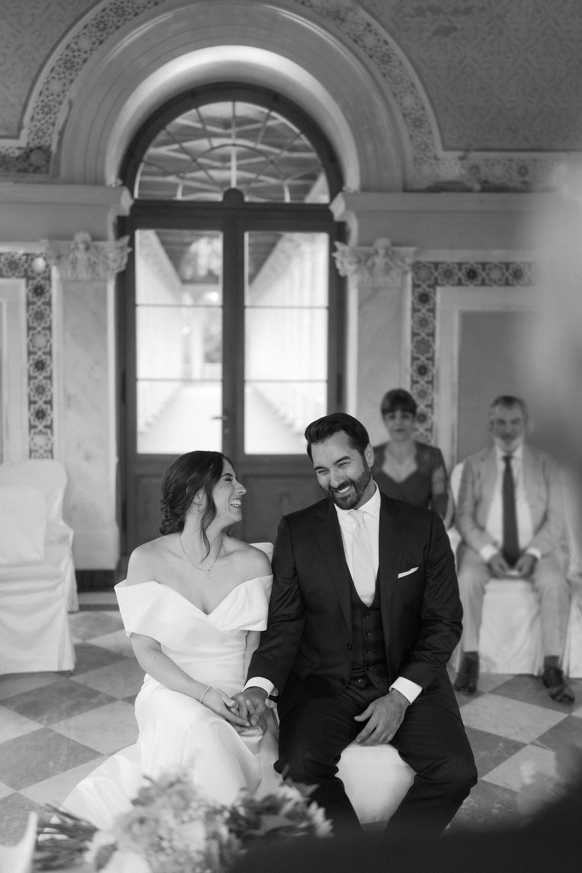 Brautpaar lacht sich bei Standesamt Hochzeit im Maurischen Kabinett Potsdam an