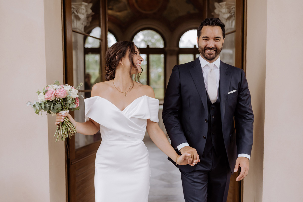 Paar zieht aus Standesamt aus