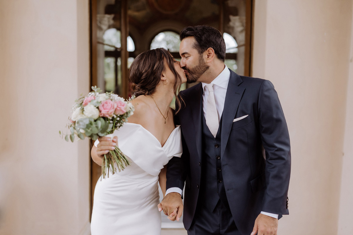 Brautpaar küsst sich nach standesamtlicher Trauung im Schloss Belvedere auf dem Pfingstberg