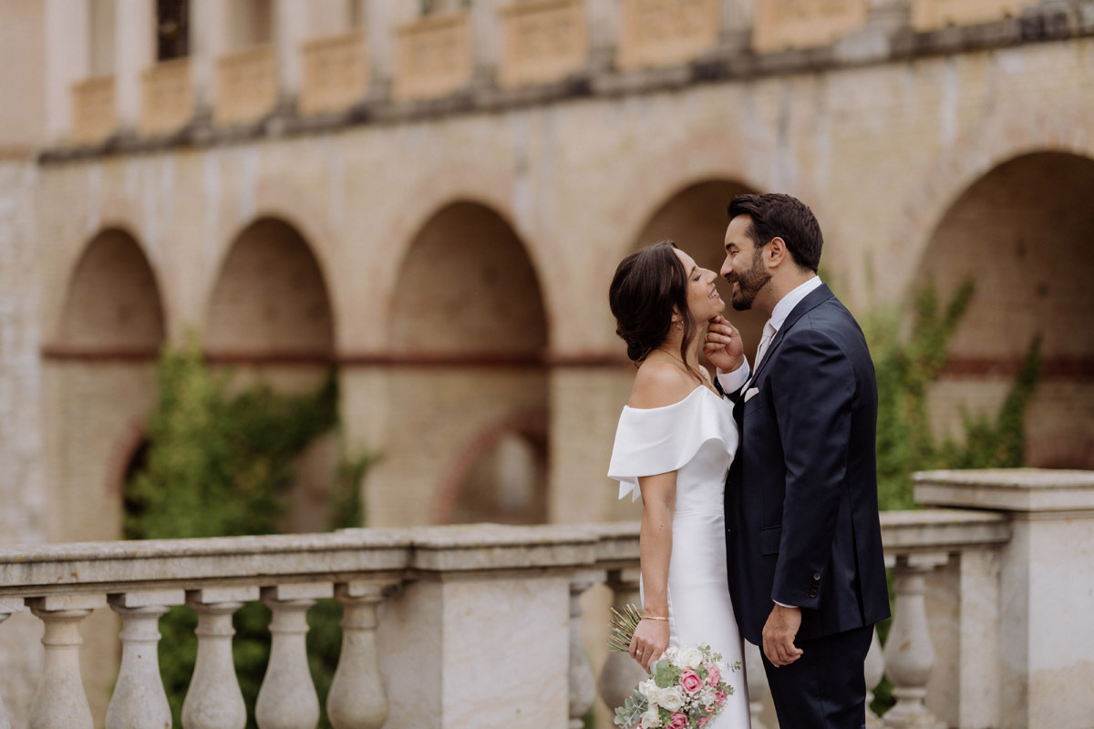 Brautpaar küsst sich