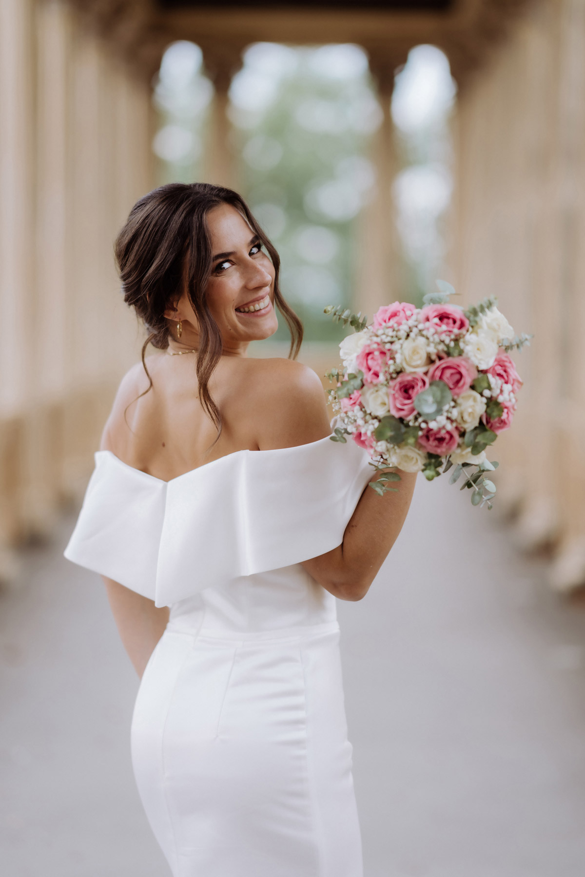 Must Have Hochzeitsfotografie: Braut schaut über Schulter im Belvedere Pfingstberg