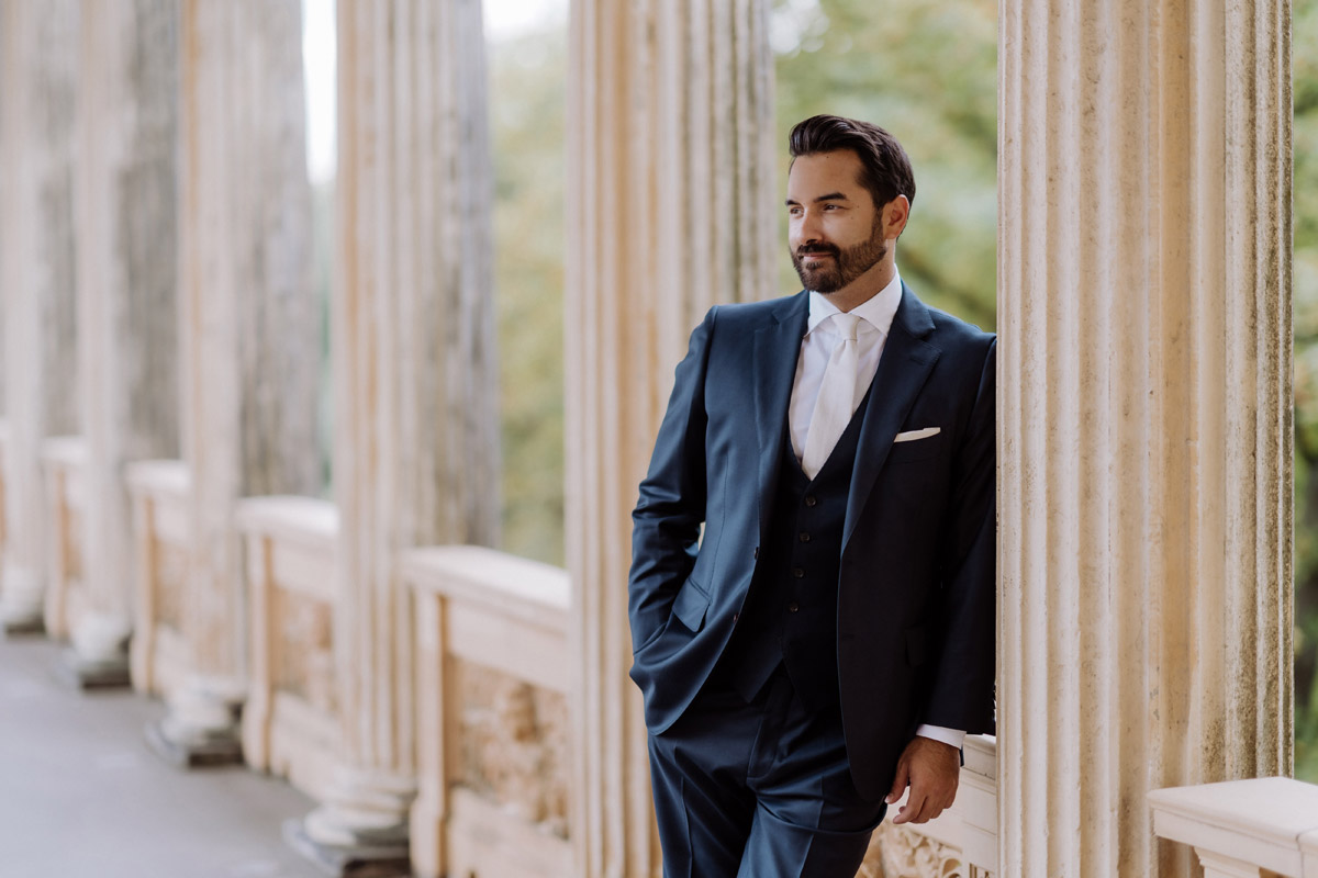 Bräutigam lehnt gegen Säule