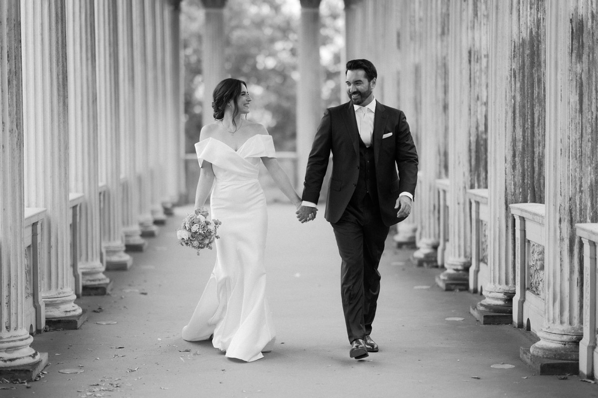 Hochzeitspaar im Säulengang in Schwarz-Weiß