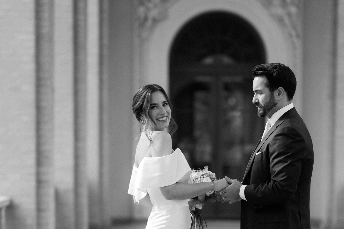 Nahaufnahme: Lachende Braut hält Hand des Bräutigams in Potsdam