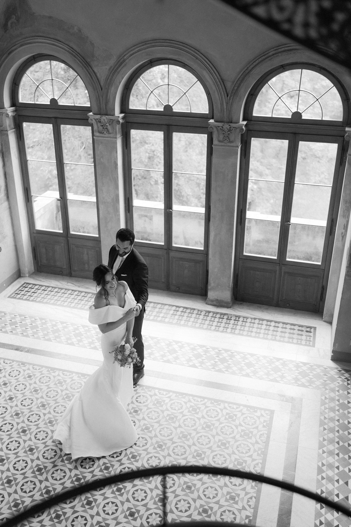 Perspektive auf Marmorboden und Rundbogenfenster mit tanzendem Hochzeitspaar im Belvedere auf dem Pfingstberg