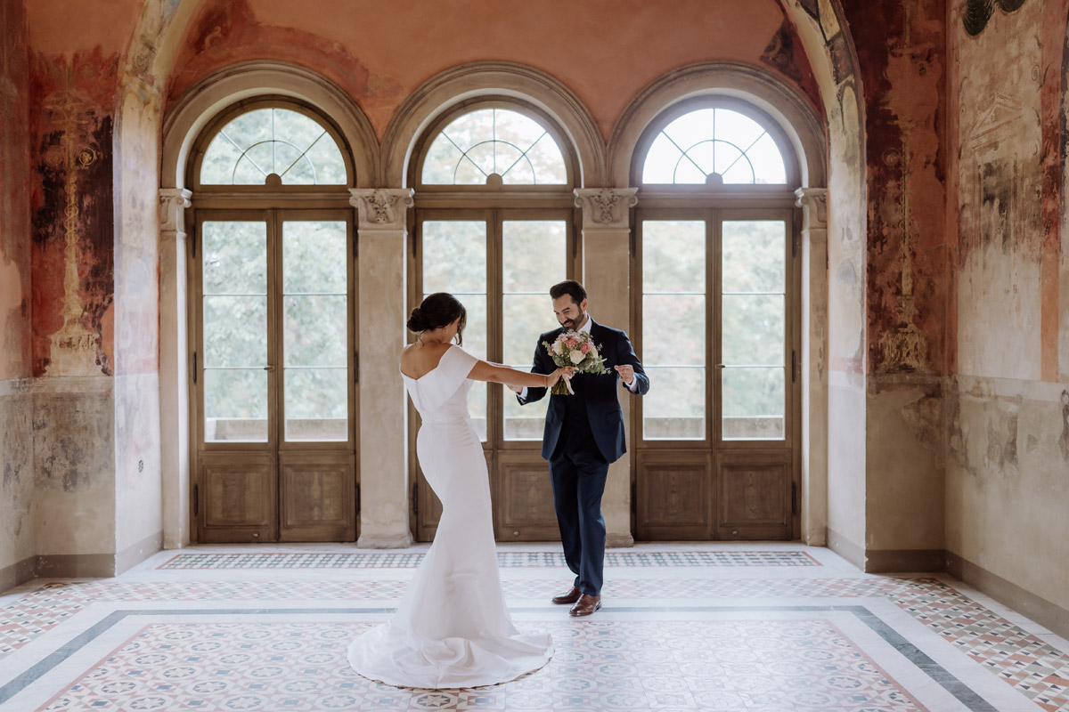 Schloss mit Standesamt in Brandenburg, Potsdam: Hochzeitspaar tanzt