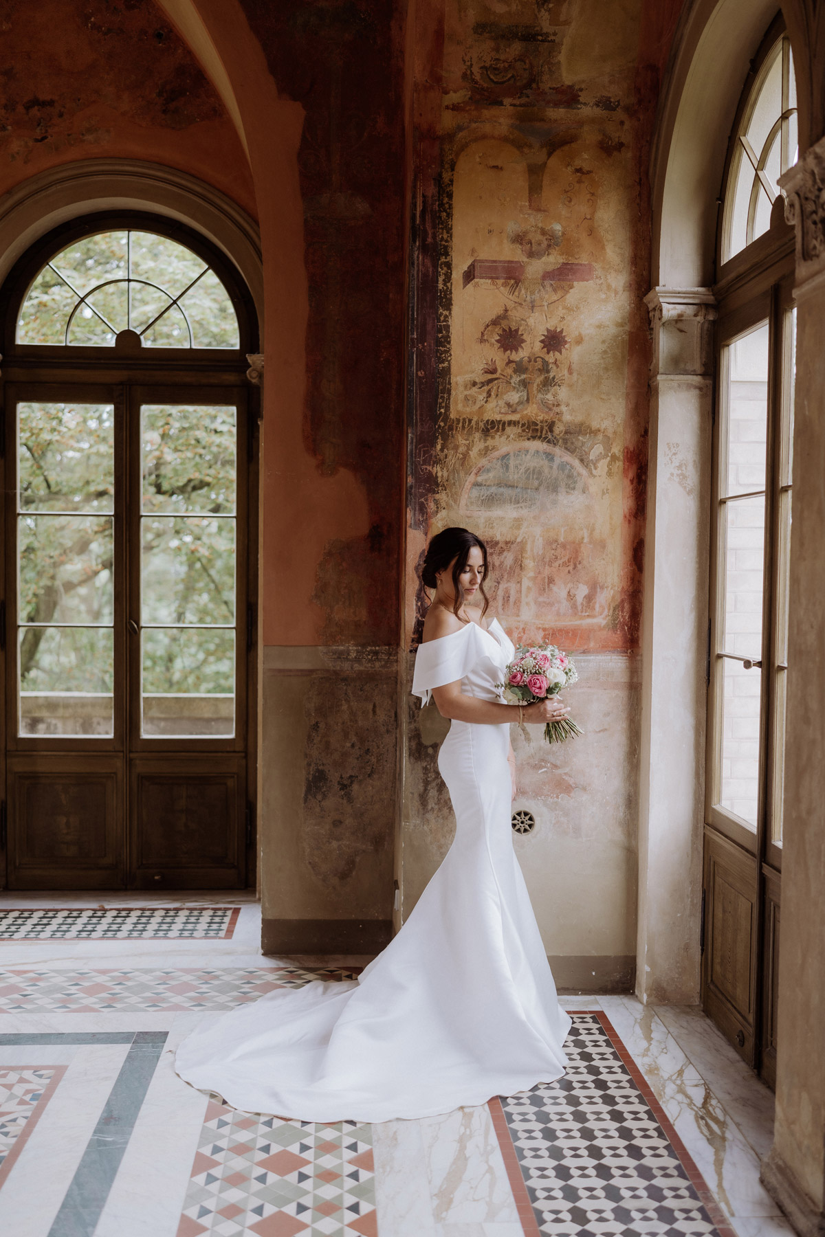 Ganzkörperaufnahme Braut am Fenster