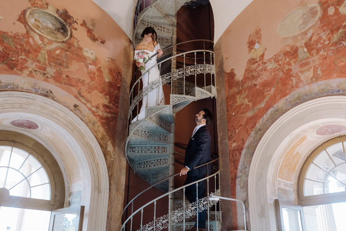 standesamtlich im Schloss heiraten: Brautpaar steigt Wendeltreppe auf dem Pfingstberg hoch
