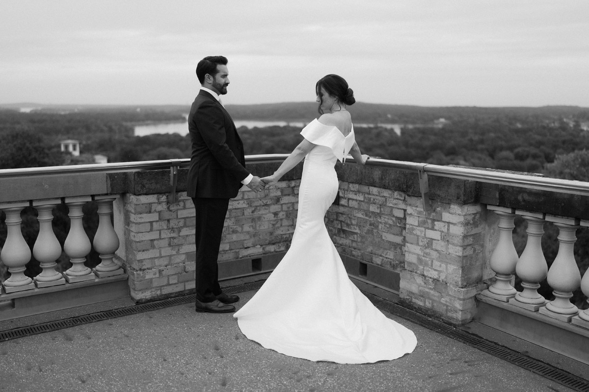 Brautpaar auf der Dachterrasse des Pomonatempels vom Belvedere Pfingstberg in Schwarz-Weiß