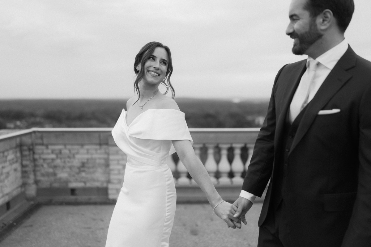 Ungestelltes Lachen: Natürliche Hochzeitsfotos und Video-Momente in Schwarz-Weiß