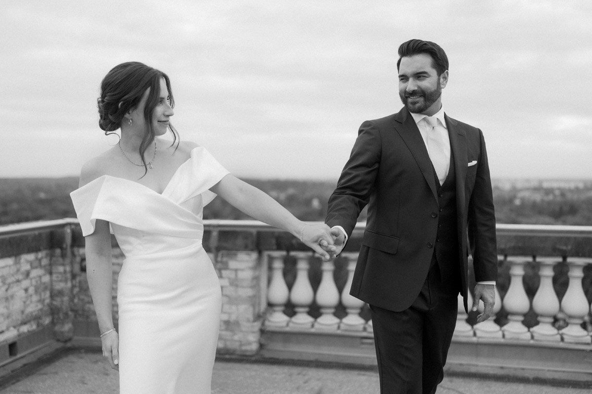 glückliches Brautpaar nach dem Ja-Wort in Potsdam in Schwarz-Weiß